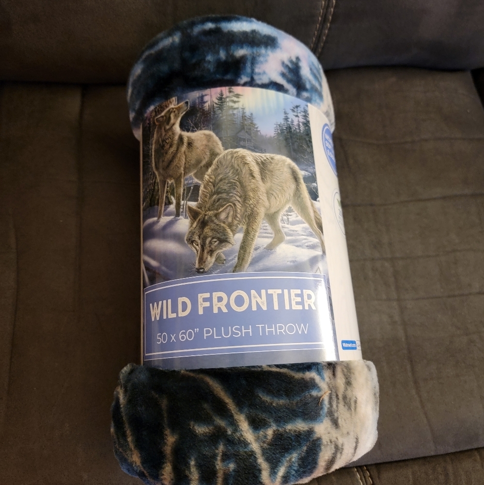 Wild Frontier 50" x 60" Plush Throw‎ Blanket